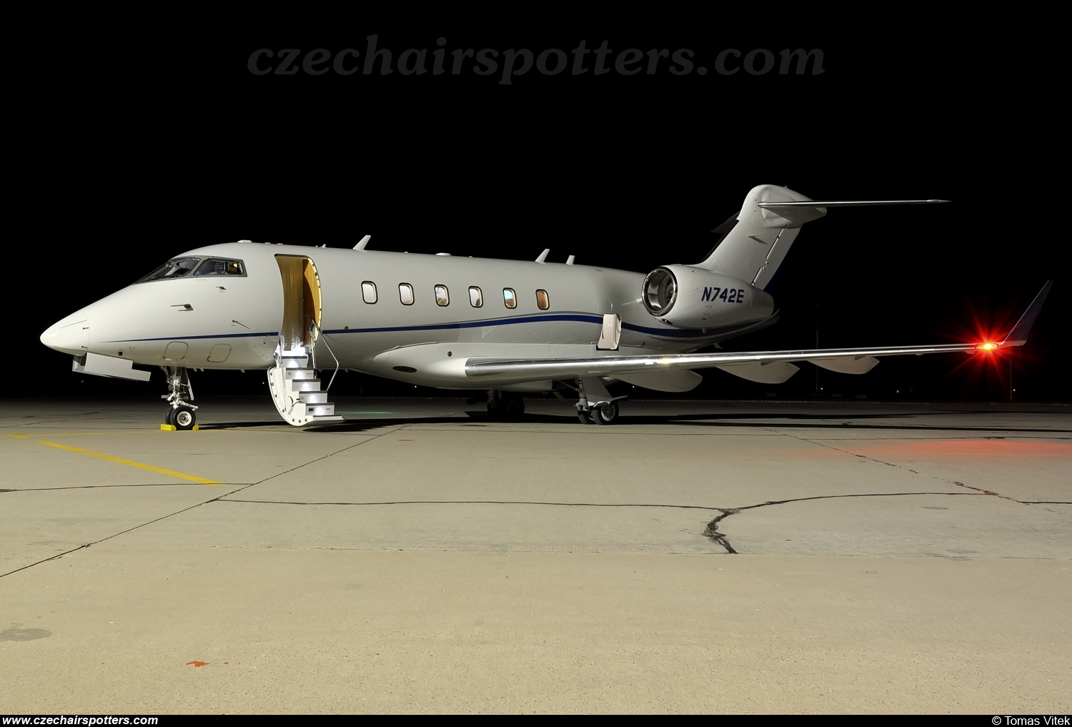 private &ndash; Bombardier Challenger 300 N742E