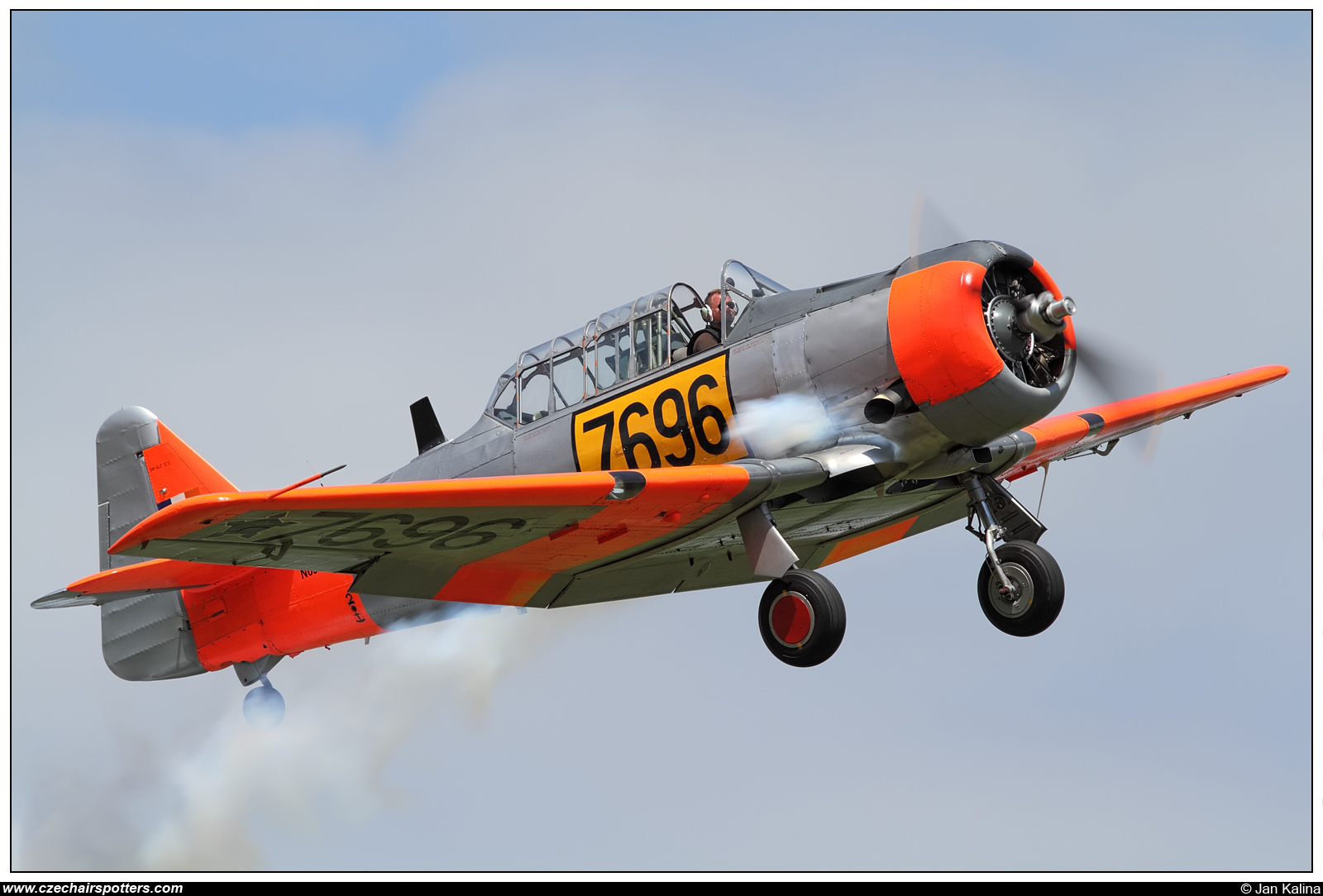 private &ndash; North American AT-6C Texan N696RE / 7696