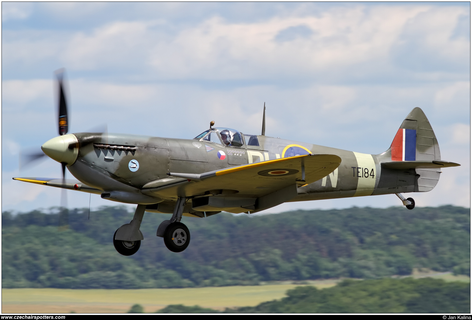 Old Flying Machine Company &ndash; Supermarine Spitfire Mk XVIE (type 361) DU-N/TE184